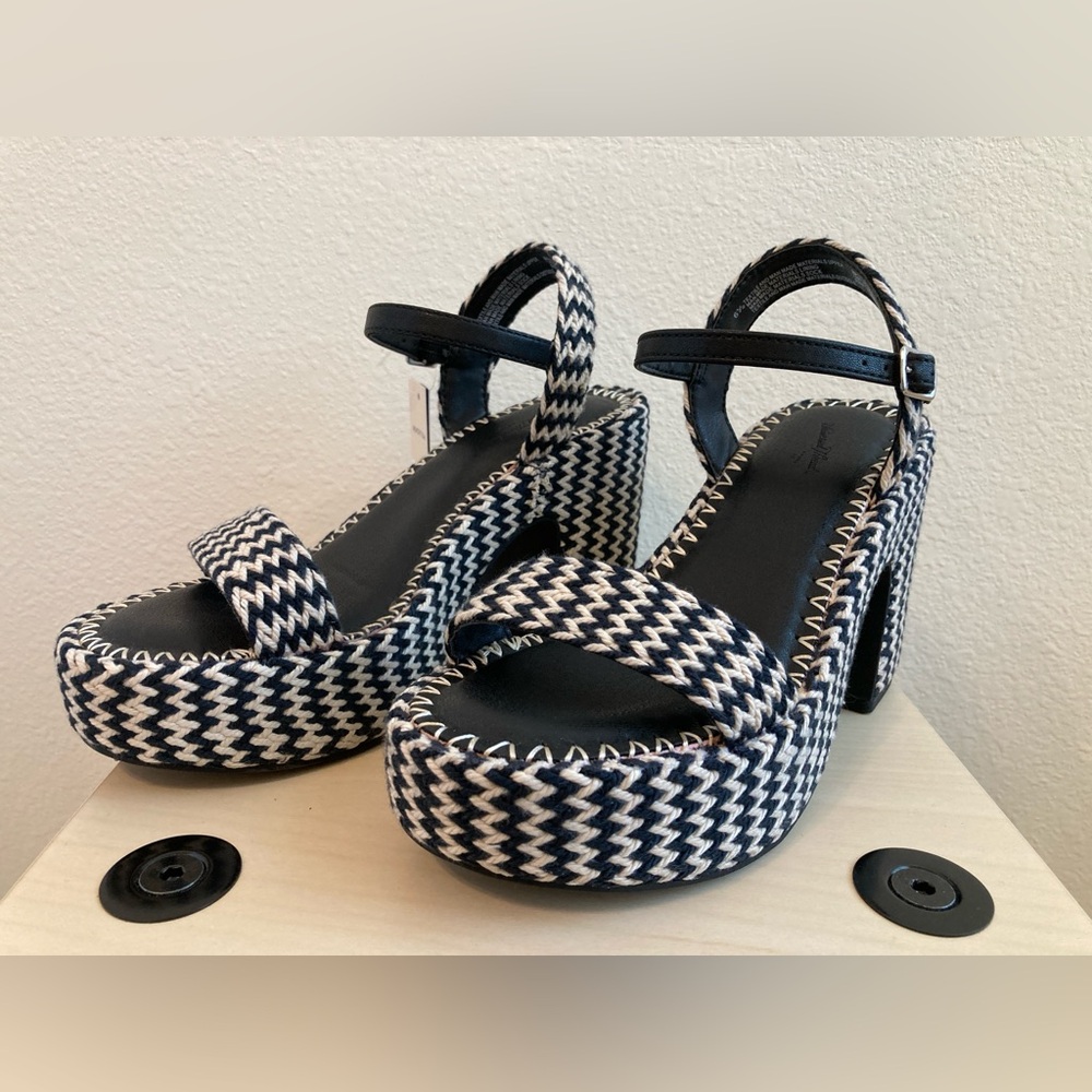 Universal Thread Black Ivory Platform Sandals Size 6.5 NWT Memory Foam